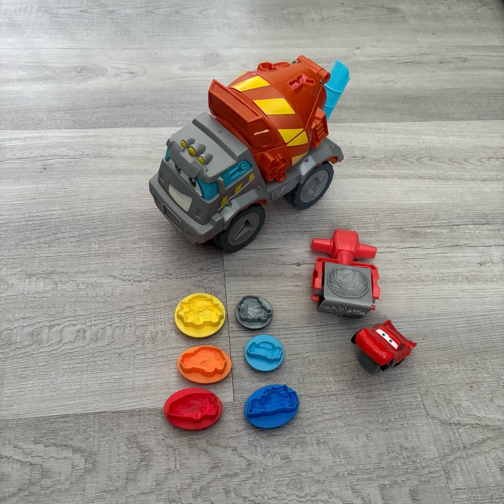 Play Doh Max the Cement Mixer & Lightning McQueen  Set